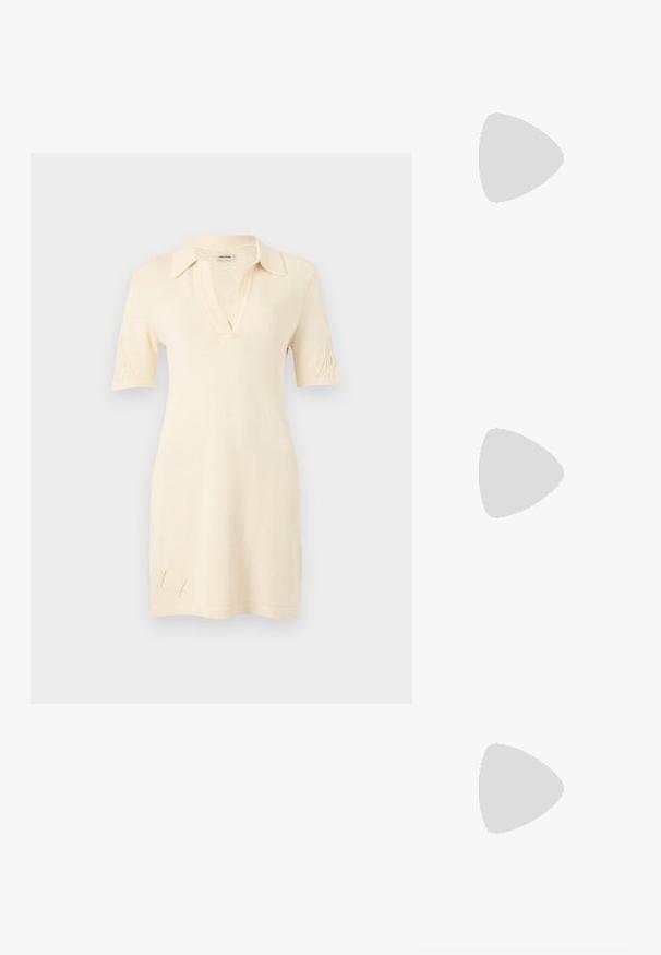 Robe tricotée crème à manches courtes avec col, encolure en V et détails tricotés subtils sur les manches et près de l'ourlet.; Sandale pour femme en cuir noir avec fines lanières, une boucle d'orteil, une boucle à la cheville et un talon aiguille de hauteur moyenne sur un fond neutre.; Sac à main en cuir bleu marine doux avec fermeture à boucle argentée, une seule bandoulière, et une chaîne de poignet amovible sur fond blanc.; Boucles d'oreilles créoles en or massif avec un design tubulaire légèrement tordu et des fermoirs à tige sur un fond blanc.