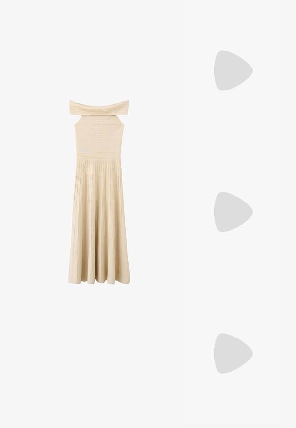 Robe midi beige sans manches en tricot côtelé avec un décolleté épaules dénudées et un corsage ajusté s'évasant sur une jupe plissée.; Sandale plate noire avec fines lanières, boucle d'orteil avec accent doré, et bride de cheville avec boucle dorée.; Lunettes de soleil à monture en métal doré avec des verres rectangulaires teintés violet et des embouts de branches noirs sur fond blanc.; Pochette en cuir noire avec armature métallique dorée et fermeture pression sur fond blanc.