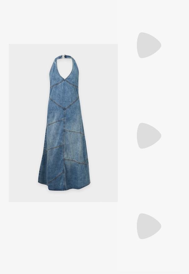 Μπλε τζιν φόρεμα με halter neck και σχέδιο patchwork με φουσκωτή φούστα, με ορατές ραφές.; Μαύρο δερμάτινο μπαλαρίνι με στρογγυλή μύτη, λεία υφή, ελάχιστες λεπτομέρειες ραφής και σχεδίαση ευέλικτης σόλας.; Μαύρη δερμάτινη τσάντα χειρός με στρογγυλεμένο σχήμα και κυκλικό πάνω χερούλι τυλιγμένο με δερμάτινη ραφή που ταιριάζει.; Ασημένια γλυπτικά σκουλαρίκια με λείες, καμπύλες μορφές και ανακλαστικές επιφάνειες. Διακρίνονται για το κλειστό σχέδιο του κρίκου και την ιδιαίτερη οργανική τους μορφή.
