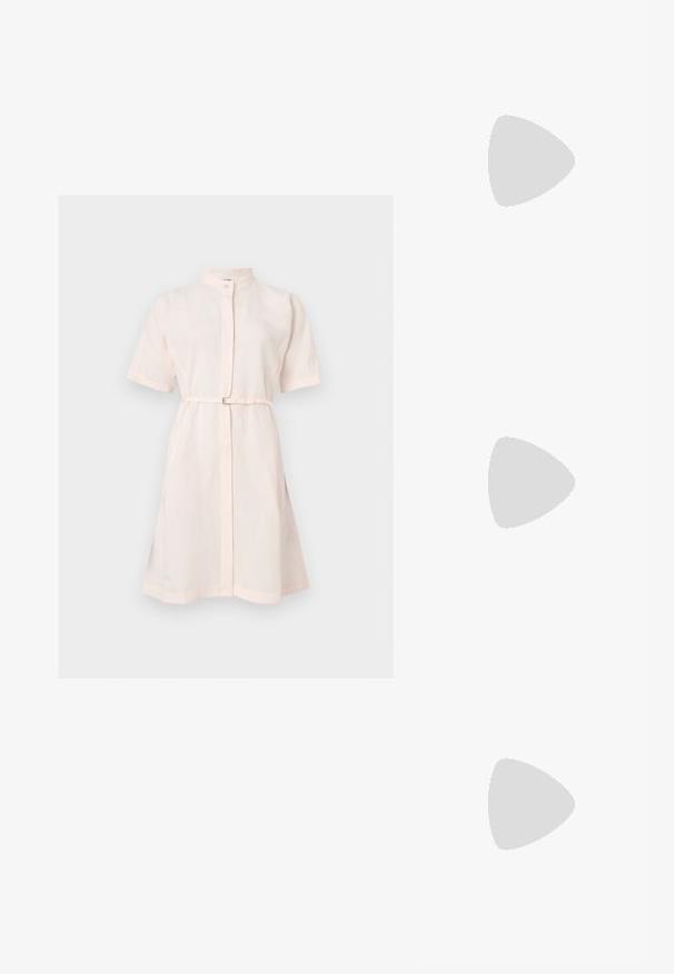Robe courte rose clair à manches courtes, longueur genou, col montant, fermeture à boutons devant et ceinture fine à la taille.; Chaussure plate beige à bout pointu avec bride arrière, petit talon noir et finition en cuir lisse, vue de côté sur un fond uni.; Petit sac à épaule de couleur crème avec une seule sangle, fermeture éclair et logo de marque doré discret à l'avant.; Paire de boucles d’oreilles créoles dorées avec des détails de perles arrondies le long du bord extérieur sur un fond clair.