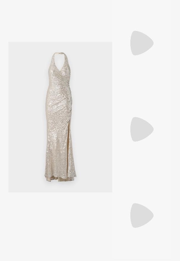 Halter neck glitrende kjole i beige, med en tætsiddende silhuet, sideslids og rynket detaljering for tekstur og visuelt interesse.; Guld høje hæle sandal med et stropdesign, der har tynde metalstropper og en slank stiletto-hæl. Glat, reflekterende tekstur.; Lyserød tørklæde lavet af blødt stof, med en glat overflade og satin-lignende kanter. Designet er enkelt uden mønstre. Etiketten er synlig i den ene ende.; Rektangulær sølv clutch-pung dækket med små rhinsten med en sort og sølv metalramme og låsebeslag.