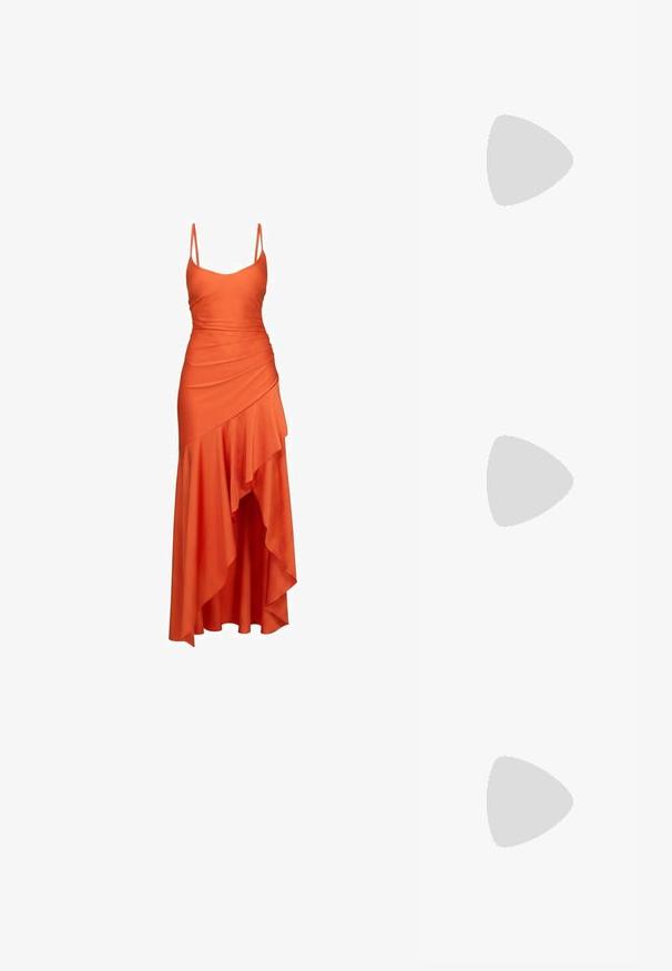 Robe orange sans manches avec fines bretelles, corsage ajusté et ourlet asymétrique à volants tombant mi-mollet.; Sandale noire à lanières avec un bout carré et un petit talon bloc. Elle présente plusieurs fines lanières et une sangle de cheville ajustable. Fabriquée en cuir lisse.; Sac en osier noir et blanc de forme arrondie, avec une surface texturée et une poignée tressée. Convient à un usage décontracté.; Boucles d'oreilles en métal argenté avec un design ondulé et sculptural, présentant une finition polie et des formes irrégulières, mettant en valeur une esthétique contemporaine.