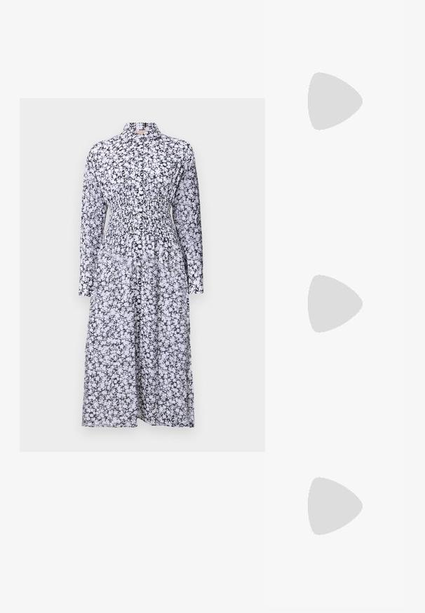 Robe à imprimé floral noir et blanc avec un col, des manches longues, une taille smockée et une jupe fluide. Fabriquée dans un tissu léger.; Escarpin noir à bout pointu avec fine bride à la cheville et boucle argentée, finition en cuir lisse, chaussure élégante pour femme.; Pochette rectangulaire en cuir couleur tan avec poignée supérieure, détail de chaîne argentée, et fermeture à loquet argentée sur le rabat avant.; Boucles d'oreilles en métal doré et argenté avec une base en disque rond et une pièce supérieure ovale, texture lisse et finition polie.