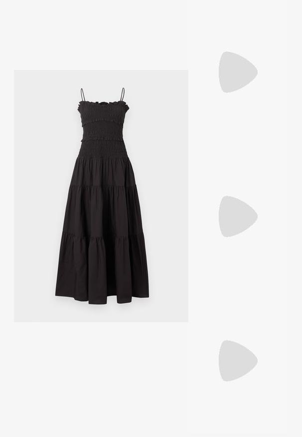 Robe maxi noire sans manches avec corsage froncé, bord supérieur à volants, jupe à étages et fines bretelles sur fond neutre.; Sandale à talons hauts noire à fines lanières avec des accents de perles dorées sur un talon aigu à bout pointu.; Pochette noire à franges avec fermoir argenté et chaîne, sur un fond clair uni.; Boucles d'oreilles sculpturales en argent avec des formes douces et courbes et des surfaces réfléchissantes. Présentent un design de boucle fermée et une forme organique distincte.