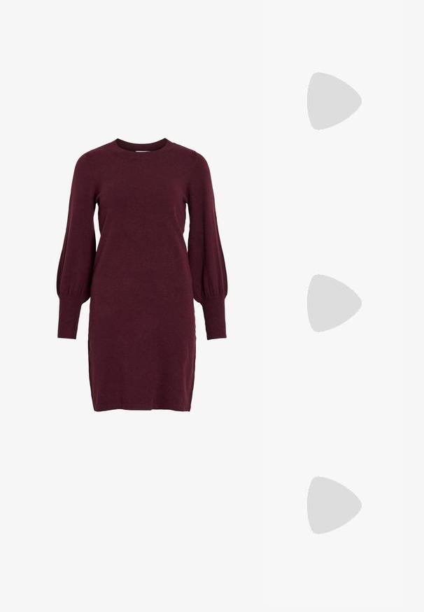 Vestido de punto burdeos con mangas abullonadas largas, escote redondo y puños acanalados. Presenta una silueta ajustada y aberturas laterales en el dobladillo.; Zapato de tacón slingback de charol burdeos con puntera puntiaguda, fina correa en el tobillo y pequeño detalle decorativo de hebilla. Textura suave y tacón alto.; Bolso de mano de cuero tejido color granate con asa curva, ribete blanco, cremallera plateada y correa desmontable de tela ancha para el hombro sobre fondo liso.; Pendientes de plata con una forma orgánica y abstracta. Superficie lisa y brillante con un diseño cónico. Presentan suaves curvas y un detalle de línea central.
