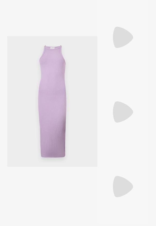 Robe midi lilas sans manches, côtelée, avec un col montant et une silhouette ajustée.; Sandale noire à talons hauts au design épuré, avec une bride au niveau de la cheville, un bout ouvert et une texture en cuir lisse.; Sac bandoulière en cuir marron foncé avec une forme souple et décontractée et une anse nouée torsadée sur un fond blanc uni.; Paired boucles d'oreilles en métal doré poli de forme irrégulière avec un centre ouvert sur un fond blanc uni.