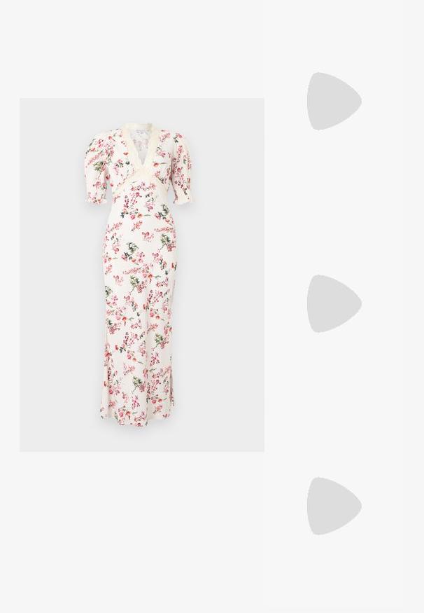 Robe longue blanche avec imprimé floral rose et vert, décolleté en V, bordure en dentelle et manches mi-longues bouffantes.; Chaussure plate Mary Jane en daim marron avec un bout pointu et une petite bride à boucle dorée sur fond blanc.; Pochette en cuir couleur crème avec un cadre supérieur structuré et une lanière pour poignet, présentée sur un fond clair uni.; Paire de boucles d'oreilles argentées brillantes et épaisses avec fermoirs à tige, sur fond blanc uni.