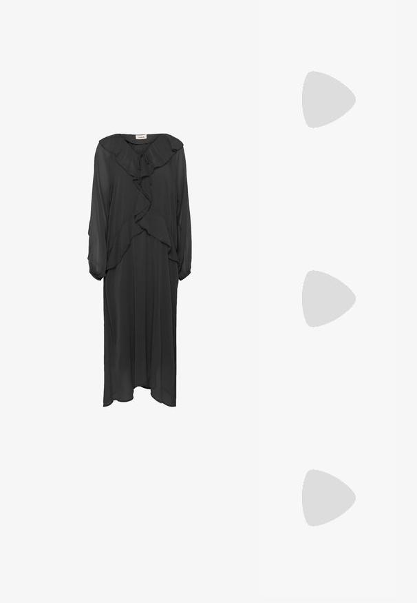 Soaked in Luxury SLMaxi - Maxikjoler - black; Sort højhælet sandal med et sleek design, der har en ankelrem, åben tå og glat lædertekstur.; Lille sort blank håndtaske med to lange håndtag og snøre-detaljer i siden på en ensfarvet lys baggrund.; Par sølvspiral øreringe med glat, afrundet design på en ensartet hvid baggrund.