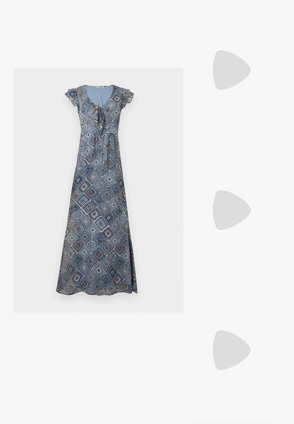 Robe longue avec motif géométrique bleu et marron, manches courtes volantées et encolure froncée avec détail noué.; Sandale marron à talons hauts avec fines lanières croisées et bride de cheville avec boucle argentée sur fond blanc.; Petit sac à main noir brillant avec deux longues anses et des détails à cordon sur les côtés sur un fond clair uni.; Boucles d’oreilles créoles en métal argenté avec une surface lisse légèrement incurvée et des fermoirs à clapet sur un fond blanc uni.