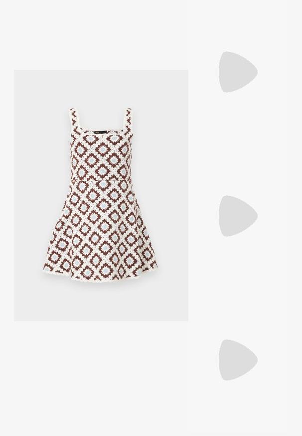 Robe mini sans manches avec encolure carrée, avec un motif géométrique au crochet marron, blanc et bleu clair et une jupe évasée.; Sandale pour femme en cuir noir avec fines lanières, une boucle d'orteil, une boucle à la cheville et un talon aiguille de hauteur moyenne sur un fond neutre.; Pochette en cuir beige plissé avec un cadre en métal argenté, dotée de deux fermoirs ronds décoratifs et d'une chaîne en argent.; Boucles d'oreilles en or en forme de d'anneaux lisses et courbés avec une finition polie. Équipées d'un mécanisme de fermeture et de légères indentations pour le détail.
