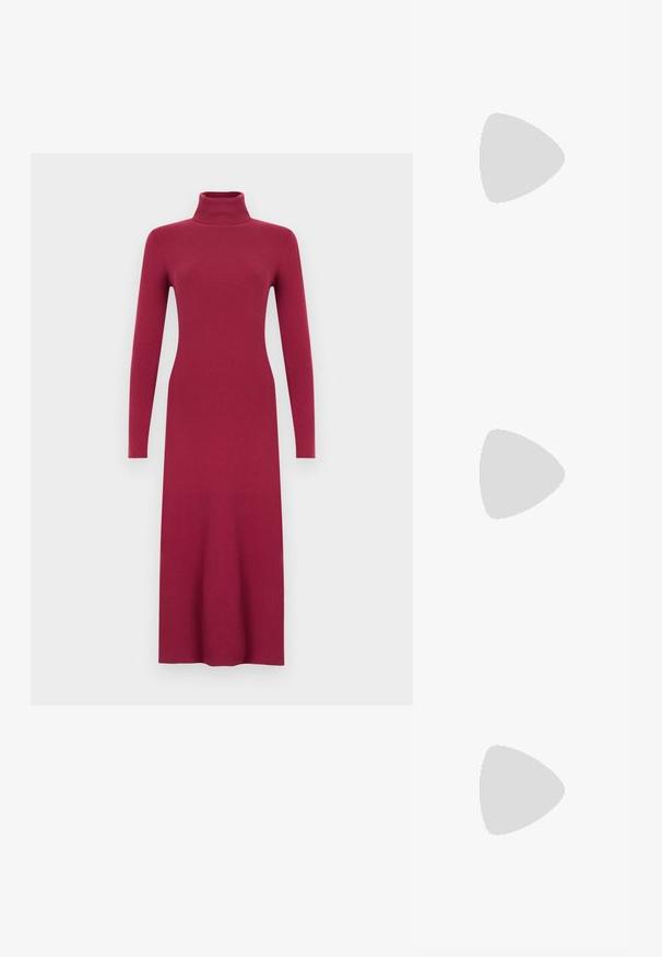 Robe longue à manches longues en tricot côtelé bordeaux avec col montant, silhouette cintrée et ourlet droit. Texture lisse sur toute la surface.; Escarpin en cuir verni rouge avec un design découpé, des œillets circulaires en argent et un bout pointu, présentant un accent métallique au niveau du bout.; Sac à main en cuir noir de forme arrondie, décoré de clous argentés et équipé d'une poignée courte. Texture lisse et fermeture éclair.; Boucles d'oreilles en métal argenté avec un design ondulé et sculptural, présentant une finition polie et des formes irrégulières, mettant en valeur une esthétique contemporaine.