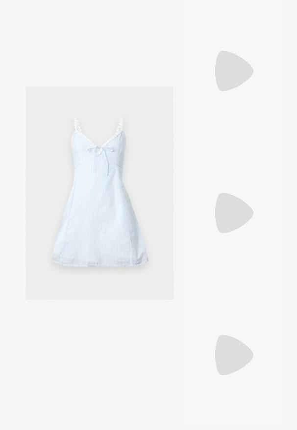 Robe sans manches bleu clair avec fines rayures blanches verticales, bretelles ornées de dentelle, petit nœud à l'avant et décolleté en V.; Even&Odd by Zalando Ballerines à brides arrière - black; Petit sac à main noir brillant avec deux longues anses et des détails à cordon sur les côtés sur un fond clair uni.; Boucles d’oreilles créoles en métal argenté avec une surface lisse légèrement incurvée et des fermoirs à clapet sur un fond blanc uni.