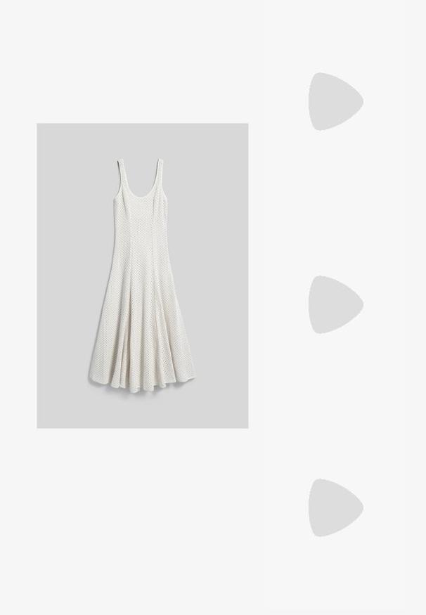 Robe blanche en tricot sans manches avec encolure dégagée et jupe évasée texturée, étalée à plat sur fond gris.; Sandale mule en cuir tressé marron avec deux brides et un petit talon bas sur fond blanc uni.; Sac à main en rotin tissé en forme de coquille Saint-Jacques de couleur brun clair naturel avec des bords arrondis et texturés.; Boucles d'oreilles en forme de clou de couleur or, avec une forme lisse et arrondie et une surface réfléchissante, mettant en avant un design minimaliste sans motifs visibles.