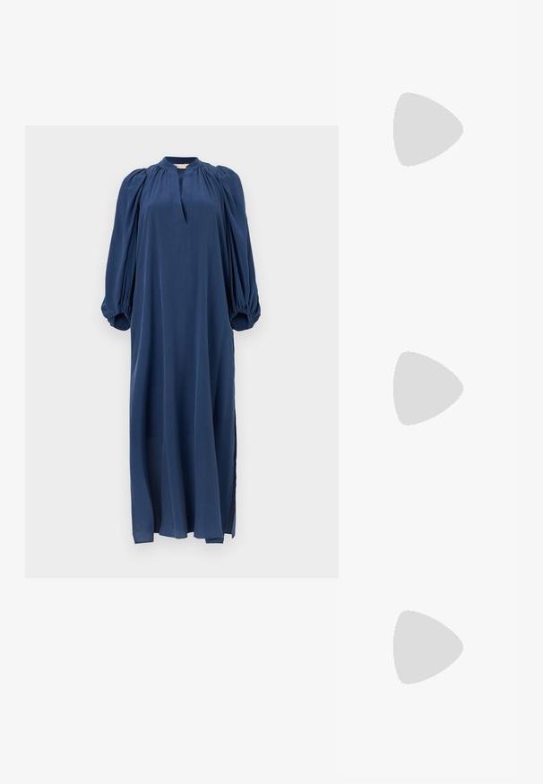 Robe longue bleu marine avec manches bouffantes froncées, encolure ronde avec découpe en V, et ourlet jusqu'au sol avec fentes latérales.; Filippa K REY FLATS - Ballerines - bright red; Pochette en cuir beige plissé avec un cadre en métal argenté, dotée de deux fermoirs ronds décoratifs et d'une chaîne en argent.; Boucles d'oreilles clous de couleur or avec une surface lisse et polie, en forme de goutte d'eau, réfléchissant la lumière pour un fini éclatant.