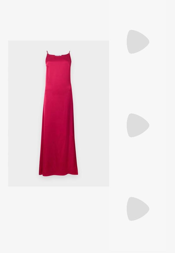Robe longue sans manches en satin rose foncé, avec de fines bretelles et un décolleté droit, présentée sur un fond gris clair uni.; Chaussure plate en cuir bordeaux foncé avec un bout pointu et une fine bride en T avec une boucle argentée sur fond blanc.; Sac à main bordeaux en matériau brillant, de forme rectangulaire, avec deux anses et des accents légèrement courbés à l'avant.; Boucles d'oreilles argentées en forme d'étoile, avec une surface lisse et brillante. Chaque boucle d'oreille possède cinq pointes et des détails subtils de texture de surface.