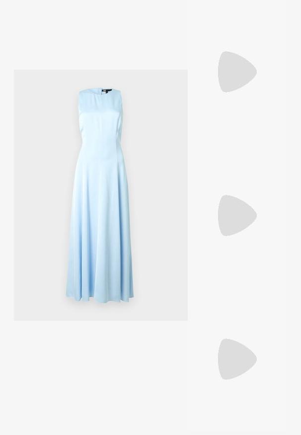 Robe sans manches en satin bleu clair avec un col montant et une jupe longue fluide jusqu'au sol, présentée sur un fond blanc uni.; Sandale compensée noire avec brides en lanières posée sur une planche en bois et un sol en pierre en plein air près de plantes vertes et d'un mur en béton.; Sac en tissu beige avec un design froncé, poignée en cuir marron et deux fermetures métalliques rondes en haut. Sangle marron réglable incluse.; Bracelet en or avec un design texturé composé de formes organiques arrondies et d'accents irréguliers en relief tout au long du bandeau.