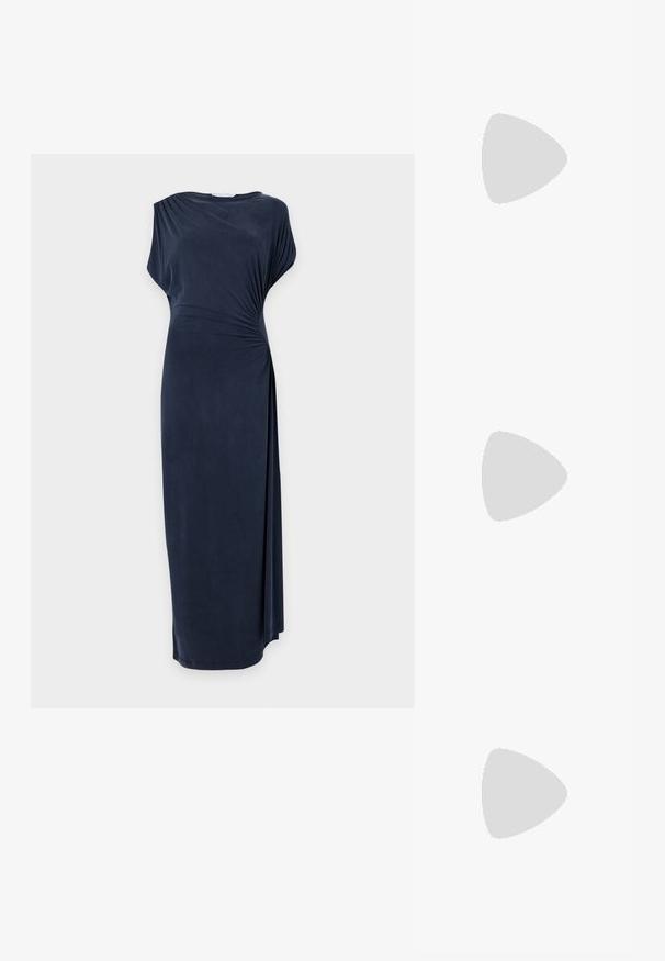Robe bleu marine, sans manches, longueur cheville, avec drapé asymétrique et tissu froncé à la taille droite, présentée sur un fond uni.; Sandale à talon en cuir gris avec une bride nouée sur les orteils et des lacets enroulants autour de la cheville, sur un talon moyen et fin, sur fond blanc.; Petite pochette avec motif géométrique doré et noir, cadre en métal doré, fermeture à boule noire et une courte chaîne dorée.; Paire de boucles d'oreilles en métal argenté avec un design en cage à fil ouvert et des formes ovales centrales lisses projetant des ombres courbes sur un fond blanc.