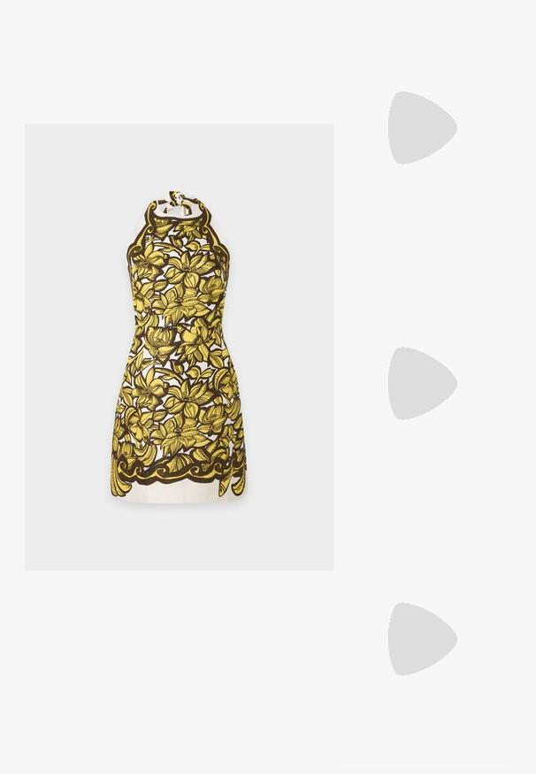 Robe sans manches à col halter avec motif floral jaune et contours noirs sur fond blanc, longueur genou avec détail d'ourlet arrondi.; Sandale à talon en cuir verni noir avec fines lanières croisées et talon aiguille moyen et élancé sur fond blanc.; Sac à main en cuir blanc avec une forme courbée, présentant un logo triangulaire argenté et une fermeture à glissière. Texture lisse et doubles poignées.; Paire de boucles d’oreilles créoles dorées avec des détails de perles arrondies le long du bord extérieur sur un fond clair.