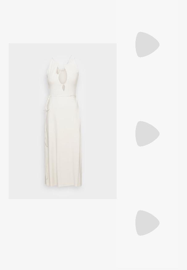 Weekday ARYA DRESS - Robe longue - beige; Sandales à talons hauts blanches à lanières avec un bout carré, une sangle de cheville réglable et un talon épais. Texture lisse semblable à du cuir.; Sac à main en cuir synthétique blanc avec une forme triangulaire structurée, une bandoulière unique réglable et un rabat à courbes accentuées.; Boucles d'oreilles en argent avec un design allongé et épuré. Fabriquées en métal poli, présentant une texture lisse et un style minimaliste.