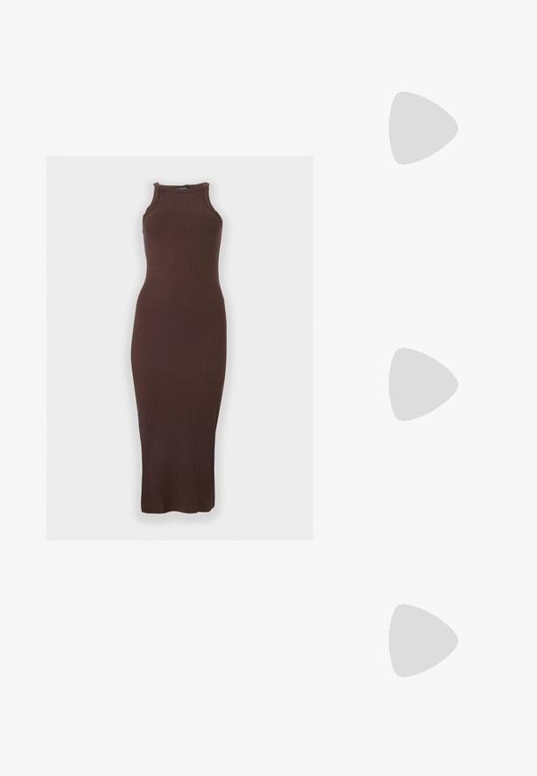Robe midi sans manches, côtelée, marron foncé avec un col montant et une silhouette ajustée sur un fond clair uni.; Bottes de cowboy en cuir marron avec surpiqûres en forme de flammes, fermeture éclair latérale, clous argentés, bout pointu et talon superposé.; Sac à main en cuir noir avec une forme arrondie, orné de clous en argent, doté d'une fermeture éclair et d'une seule sangle ajustable.; Boucles d'oreilles en argent avec un design allongé et épuré. Fabriquées en métal poli, présentant une texture lisse et un style minimaliste.