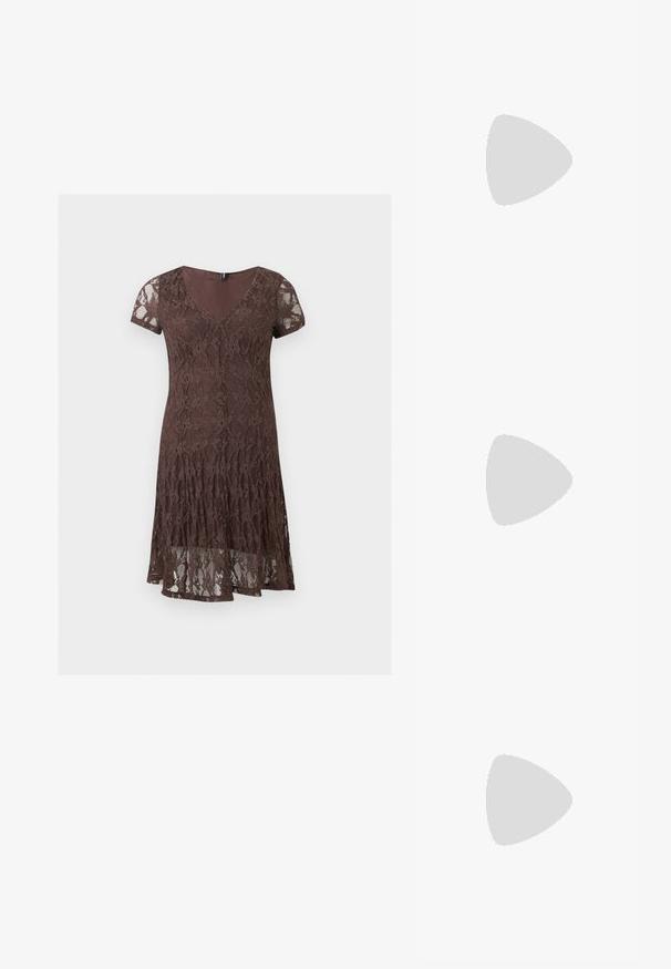Robe courte en dentelle marron avec manches courtes, décolleté en V et motif floral, avec un détail de ourlet superposé.; Chaussure plate en cuir noir avec un nez pointu, des détails froncés autour de l'ouverture et un accent en boucle argentée sur la bride ajustable.; Petit sac à bandoulière en cuir marron foncé avec bandoulière nouée et fermeture éclair supérieure, sur un fond clair uni.; Deux bracelets de perles argentées sur fond blanc ; l'un avec des perles irrégulières et l'autre avec des perles uniformes et un petit charme en forme de goutte.