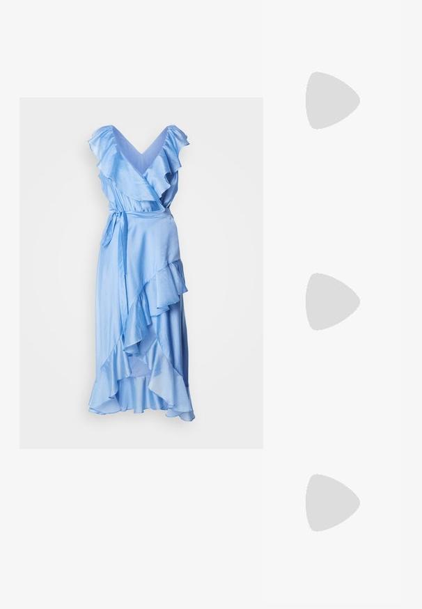 Vestido envolvente de color azul claro con mangas y dobladillo con volantes. Confeccionado en tela suave, cuenta con un cinturón ajustable en la cintura para un ajuste personalizable.; Sandalía de tacón alto blanco con tiras y tacón cuadrado, que presenta una correa de tobillo ajustable, textura de cuero suave y un diseño minimalista.; Bolso de mano de cuero gris con forma curva, herrajes en tono dorado y un charm decorativo. Cuenta con cierre de cremallera y una única correa para el hombro.; Pendientes de aro plateados con un diseño minimalista. Forma circular, textura suave y perfil delgado. Livianos con un acabado pulido.
