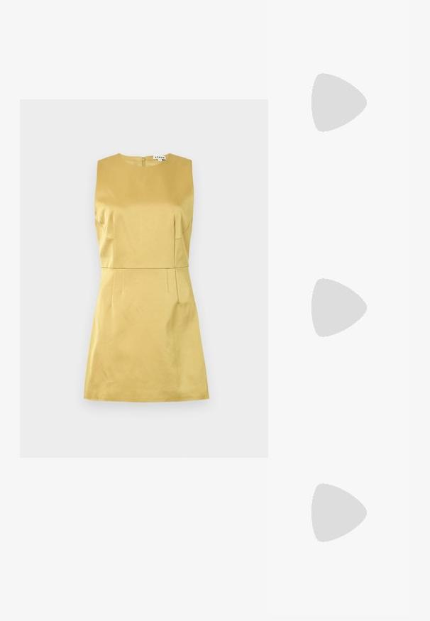 Robe jaune sans manches avec un col rond, un tissu structuré et des coutures décoratives à la taille et sur les côtés, dotée d'une fermeture éclair au dos.; Escarpins à brides arrière en cuir verni noir, à bout pointu, avec un petit talon carré et une sangle de cheville ajustable dotée d'une boucle dorée.; Trousse de maquillage en satin bourgogne de forme rectangulaire, avec fermeture éclair et une poignée courte. Présente un design minimaliste et une texture lisse.; Bracelet en chaîne argentée avec des menottes en forme de cœur portant l'inscription « LIÉ À TOI POUR TOUJOURS », finition en métal et fermoir ajustable.