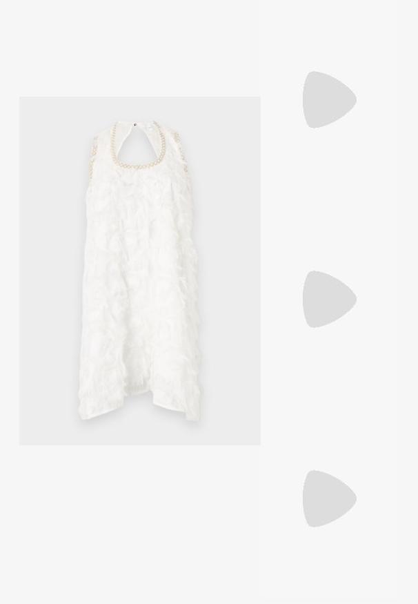 Witte mouwloze jurk met gelaagde franjestructuur en een halslijn met parelaccenten. Ontwerp met open rug. Lichte stof.; Bruine lakleren hoge hak met spits toelopende neus, dunne enkelband en gesp, glad glanzend oppervlak, zijaanzicht op witte achtergrond.; Gele schoudertas met verstelbare dunne band, zachte structuur en ritssluiting, getoond tegen een effen lichte achtergrond.; Gouden metalen oorbellen met gedraaide ovale ontwerpen. Het bovenste paar heeft een gestructureerde lus; het onderste paar is glad en heeft een cirkelvormige uitsparing.