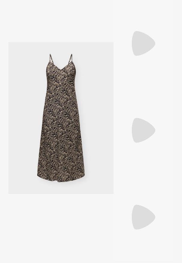 Robe midi sans manches avec fines bretelles et motif rayures de tigre beige et noir, ajustée en haut et évasée vers l'ourlet.; Sandale noire à lanières avec un bout carré et un petit talon bloc. Elle présente plusieurs fines lanières et une sangle de cheville ajustable. Fabriquée en cuir lisse.; Petit sac à main noir brillant avec deux longues anses et des détails à cordon sur les côtés sur un fond clair uni.; Boucles d’oreilles pendantes ton or avec trois segments irréguliers, lisses et arrondis empilés verticalement sur un fond clair uni.