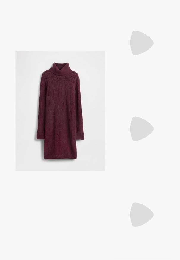 Robe en maille bordeaux avec col roulé, présentant un motif texturé en losange et des manches longues. Tissu doux avec des accents côtelés au niveau de l'encolure et de l'ourlet.; Botte en cuir brun foncé, à hauteur de genou, avec un bout pointu, un talon bloc angulaire et une texture lisse et brillante. Présente un design épuré et des détails de couture.; Sac en cuir vegan bordeaux, brillant, avec une forme douce et sculpturale et une large poignée incurvée pour un transport facile.; Paired boucles d'oreilles en métal doré poli de forme irrégulière avec un centre ouvert sur un fond blanc uni.