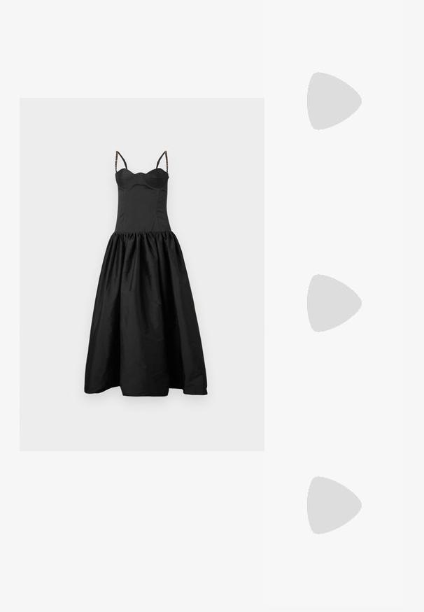 Zwart jurk met een getailleerde lijfje en een uitlopende, geraffineerde rok. Heeft dunne bandjes met kraalaccenten. Soepele textuur en een ingetogen ontwerp.; Zwarte leren slingback hoge hakken met een puntige neus, met een uitsparing aan de voorkant en een dunne stilettohak.; Zwarte leren clutch met geplooide textuur, zilverkleurig metalen frame, drukknopsluiting en kettingriem. Glad, zacht oppervlak.; Paar zilverkleurige metalen oorbellen in de vorm van een hoekige letter M met afgeronde stekers op een witte achtergrond.