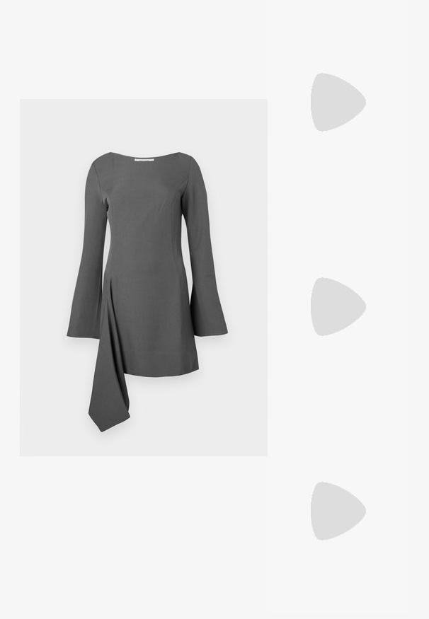 Grå kjole med firkantet udskæring, lange klokkeærmer og asymmetrisk skørt. Stoffet er glat med et struktureret design og minimal detaljering.; Sorte læderknæhøje støvler med spids tå, lav hæl og dekorative syninger på siderne. Glat, blank overflade.; Marineblå læderclutch med opsamlet design, sølvkæde og lukning med knips. Glat tekstur med en diskret glans.; To buede sølvøreringe, en større end den anden, begge prydet med små funklende krystaller langs den ene kant.