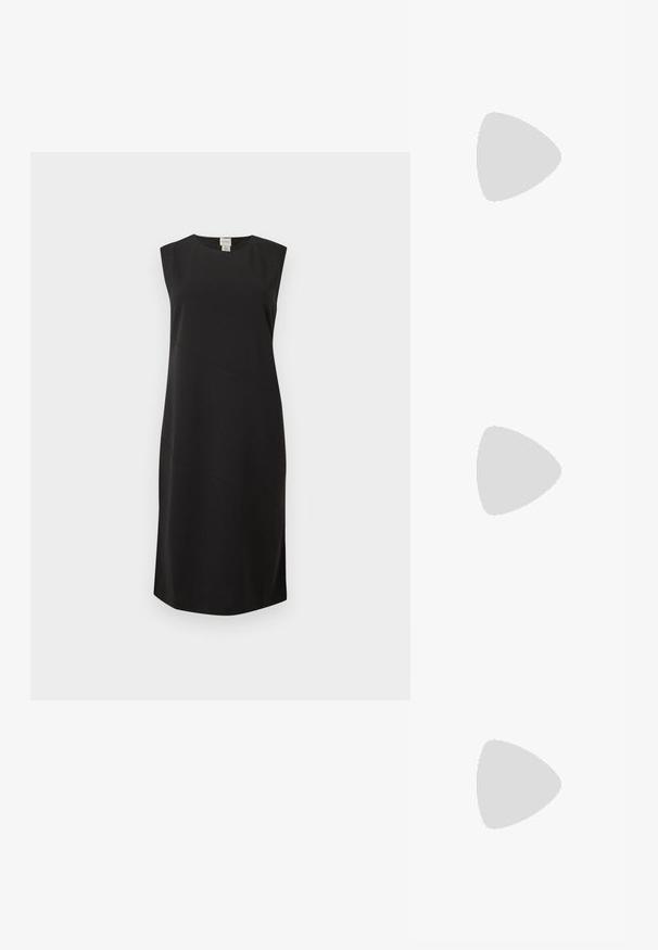 Robe noire sans manches, longueur au genou, avec col rond et détails subtils de coutures diagonales, sur un fond clair uni.; Ballerines noires en cuir avec un bout pointu, une semelle plate et une petite sangle avec un détail de boucle en argent.; Sac en osier noir et blanc de forme arrondie, avec une surface texturée et une poignée tressée. Convient à un usage décontracté.; Bracelets en métal poli entrelacés en tons argent et or, l'un gravé du logo "Calvin Klein", sur un fond blanc.