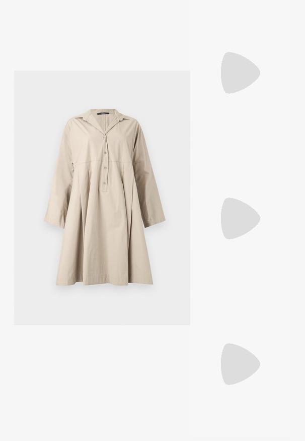 Beige skjortekjole med lange ærmer, krave, knaplukning foran og en udvidet, løs pasform under taljen.; Grå læder sandal med hæl, knyttet rem ved tæerne og snørebånd, der vikles om anklen, på slank mellemhøj hæl mod hvid baggrund.; Plisseret beige læderclutch med en sølvmetalramme, der har to runde dekorative låse og en sølvkædetrasporte.; Guldtonede hoops øreringe med et bølget design, der har en glat, blank overflade og en strømlinet form. Ingen synlige spænder.