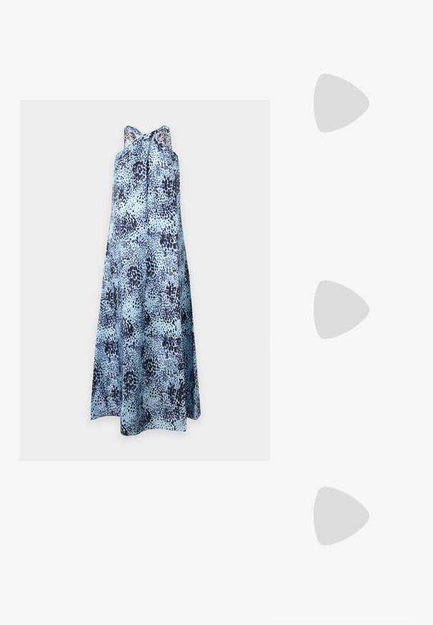 Robe sans manches bleu clair avec motif tacheté irrégulier bleu foncé et col montant noué en un nœud lâche.; Chaussure slingback en cuir verni noir à bout pointu avec bride en T et petit talon bloc incliné sur fond blanc.; Sac à main en cuir bleu marine doux avec fermeture à boucle argentée, une seule bandoulière, et une chaîne de poignet amovible sur fond blanc.; Deux boucles d'oreilles argentées courbées, l'une plus grande que l'autre, toutes deux ornées de petits cristaux scintillants le long d'un bord.