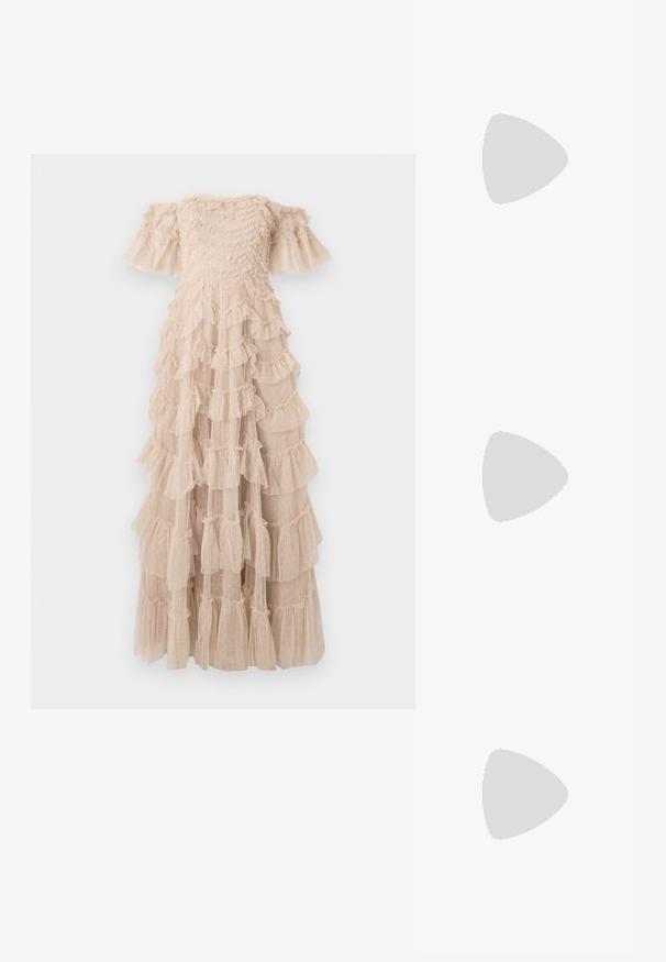 Robe longue décolletée beige clair, avec des volants superposés à texture ponctuée. Corsage ajusté avec manches évasées.; Chaussure compensée à bride arrière en cuir verni noir avec bout pointu et boucle réglable à la cheville sur fond blanc.; Porte-monnaie en cuir noir avec texture froncée, cadre en métal argenté, fermeture à verrouillage kiss-lock et bandoulière en chaîne. Surface lisse et douce.; Boucles d'oreilles en clip argentées avec un design en spirale, présentant une texture métallique lisse et des formes arrondies. Pas d'embellissements ou de motifs visibles.
