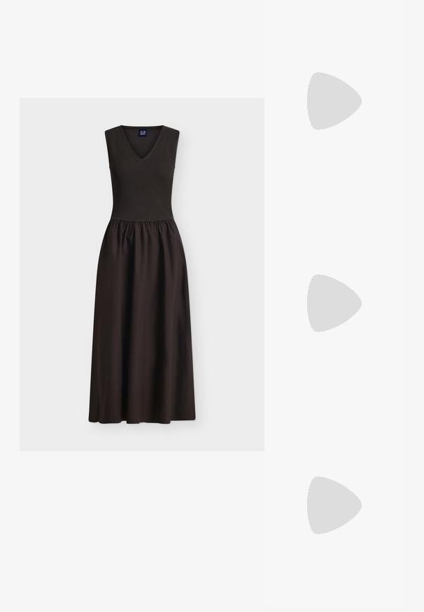 Robe noire sans manches avec un haut côtelé ajusté à col en V et une jupe froncée et fluide s'étendant jusqu'au milieu du mollet.; Chaussure slingback en cuir verni bordeaux avec bout pointu, talon bas et double bride à boucle réglable.; Petit sac à main noir brillant avec deux longues anses et des détails à cordon sur les côtés sur un fond clair uni.; Deux paires de Boucles d'oreilles créoles géométriques dorées sur une surface blanche unie, une paire carrée et pleine, une paire rectangulaire et creuse.