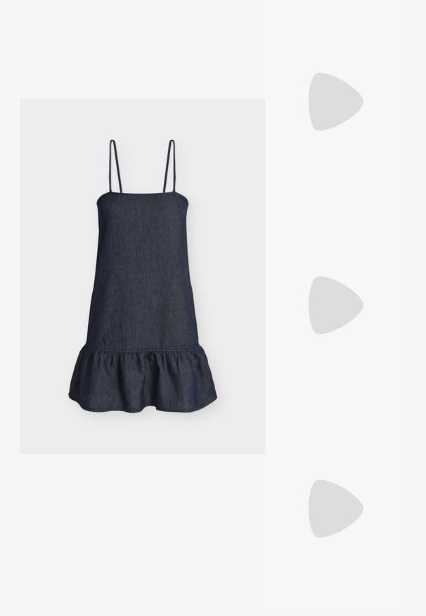 Robe sans manches bleu foncé avec fines bretelles et un ourlet à volants, fabriquée dans un tissu similaire au denim.; Chaussure slingback en cuir noir à bout pointu avec un talon bloc haut et une doublure intérieure beige sur un fond clair uni.; Petit sac à main noir matelassé avec une poignée courte rembourrée et une étiquette "HUGO" à l'avant, présenté sur un fond clair uni.; Boucles d'oreilles en argent avec une finition polie et un branding DKNY, présentées sur un fond blanc uni.