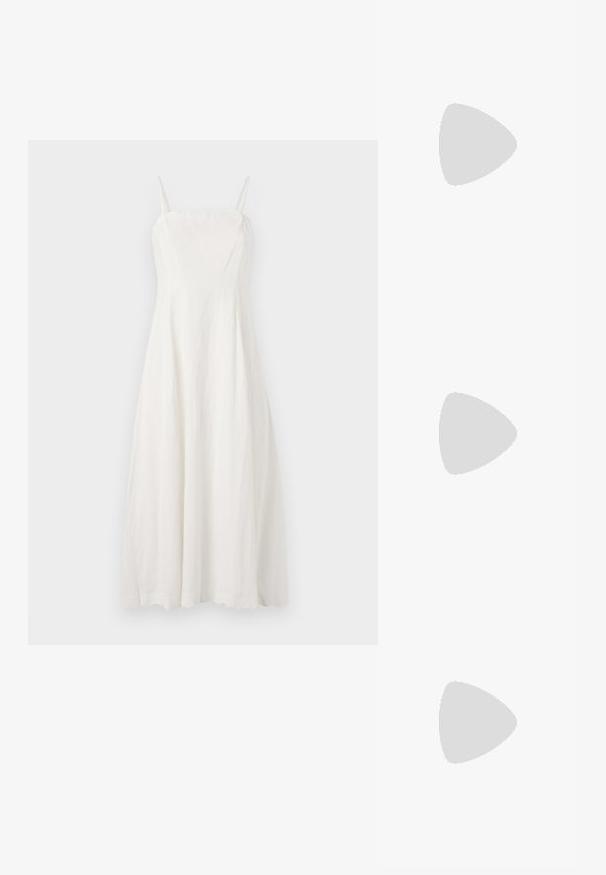 Witte linnen jurk met dunne verstelbare bandjes, aansluitende korsage en een vloeiende A-lijn silhoutte. Gladde textuur met minimale ontwerpelementen.; Beige sandaal met hoge hak en dunne bandjes over de tenen en rond de hiel, met een vierkante neus en een smalle naaldhak op witte achtergrond.; Zachte, crèmekleurige leren clutch met geplooid, gerimpeld ontwerp en een dunne schouderriem die vooraan op een effen achtergrond ligt.; Zilverkleurige metalen creolen oorbellen met een glad, licht gebogen oppervlak en sluitingen met haaksluiting op een effen witte achtergrond.
