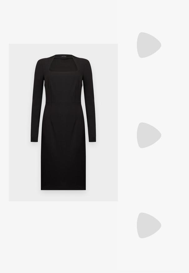 Robe noire à manches longues, longueur au genou, avec un décolleté carré et une silhouette ajustée.; Chaussure à talon haut pour femme en cuir verni noir avec bout pointu et talon fin sur fond clair uni.; Sac à main rectangulaire noir avec deux longues bandoulières, détail anneau doré et fermeture éclair sur un fond clair uni.; Deux paires de Boucles d'oreilles créoles géométriques dorées sur une surface blanche unie, une paire carrée et pleine, une paire rectangulaire et creuse.