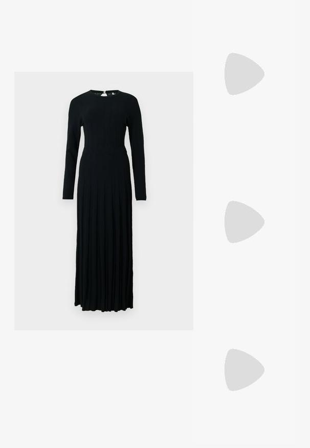 Robe noire à manches longues en tissu tricoté côtelé, avec un corsage ajusté et une jupe évasée à plis. Fermeture au dos avec un petit bouton.; Chaussure plate en cuir noir pour femme, avec bout pointu et petit talon, vue de côté sur un fond gris clair uni.; Petit sac pochette en cuir bordeaux avec fermoir métallique argenté et bracelet sur fond blanc.; Boucles d'oreilles clips en métal argenté torsadé avec une finition lisse et brillante, présentant un design moderne et abstrait en spirale.