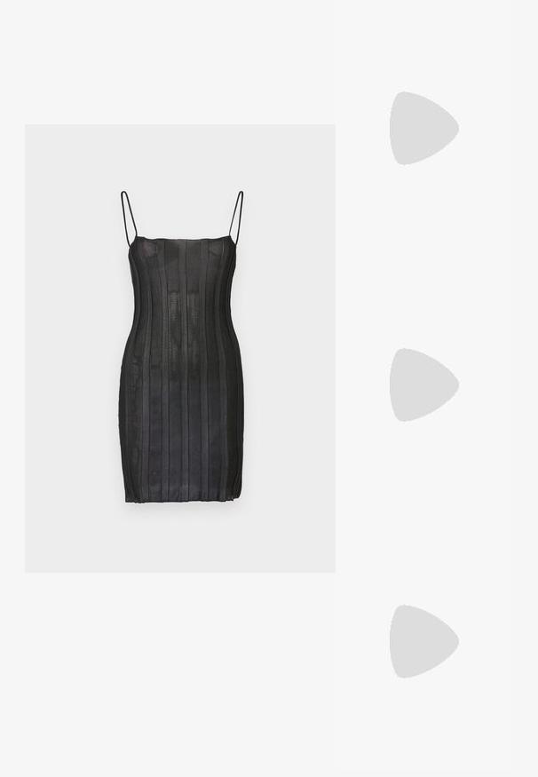 Robe noire cintrée avec de fines bretelles spaghetti, présentant une texture rayée verticale et une coupe au genou. Finition en tissu lisse.; Pompe à talon haut en cuir noir avec bout pointu ; présente une accentuation métallique dorée sur le capuchon. Surface lisse avec un design épuré.; Pochette rectangulaire noire avec lettrage rose style néon "Ciao!" et petite sangle noire pour poignet sur fond blanc.; Boucles d'oreilles en argent avec un design ondulé et texturé, en forme de croissants superposés ; la finition polie accentue les qualités réfléchissantes.