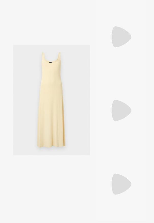 Robe maxi jaune clair sans manches avec encolure dégagée, corsage ajusté et jupe fluide sur fond uni.; Even&Odd by Zalando Ballerines à brides arrière - black; Petit sac à main noir brillant avec deux longues anses et des détails à cordon sur les côtés sur un fond clair uni.; Boucles d’oreilles créoles en métal argenté avec une surface lisse légèrement incurvée et des fermoirs à clapet sur un fond blanc uni.