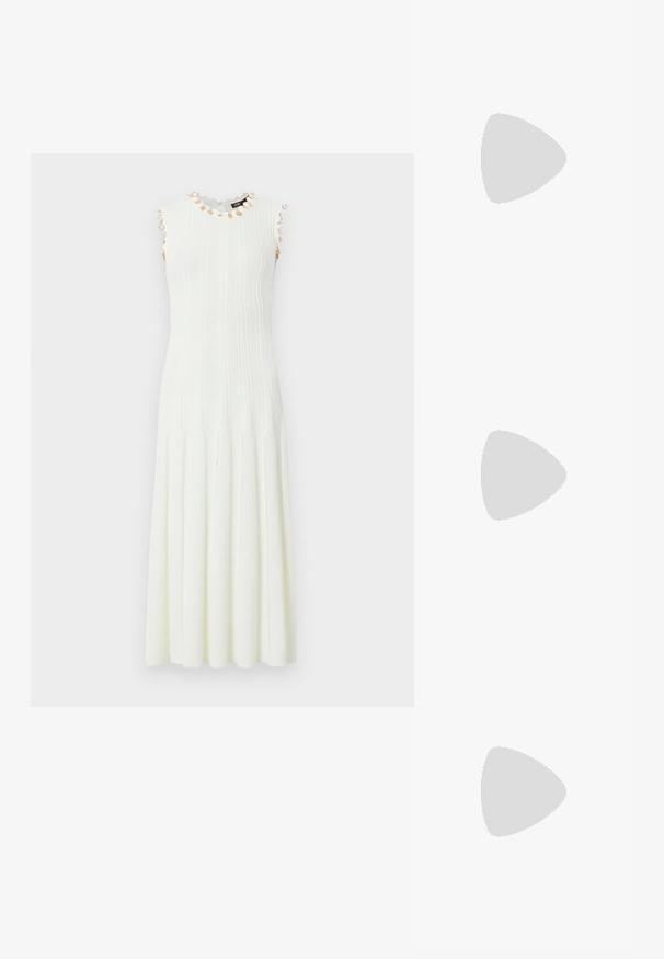 Robe midi en maille blanche sans manches avec côtes verticales et petites fleurs beige autour de l'encolure et des emmanchures.; Sandales à strapes en cuir verni noir avec un bout carré et un petit talon carré. Présente des accessoires en métal doré et des brides de cheville réglables.; Sac à main en cuir noir avec des détails en franges, chaîne dorée pour l'épaule et une poignée découpée. Présente le logo sur le devant.; Paire de boucles d'oreilles créoles en or de taille moyenne avec un design texturé et perlé sur un fond clair uni.
