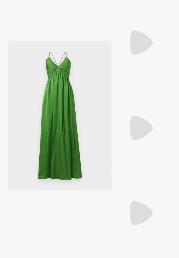 Robe verte longue jusqu'au sol, sans manches, avec fines bretelles, corsage froncé et jupe ample et fluide.; Sandale à talons hauts dorée avec fines lanières et une fine boucle à la cheville sur un fond gris clair.; Petit sac à main tissé jaune avec cadre argenté, deux fermoirs boules jaunes et une bandoulière chaîne argentée sur fond blanc.; Boucles d'oreilles créoles en or massif avec un design tubulaire légèrement tordu et des fermoirs à tige sur un fond blanc.