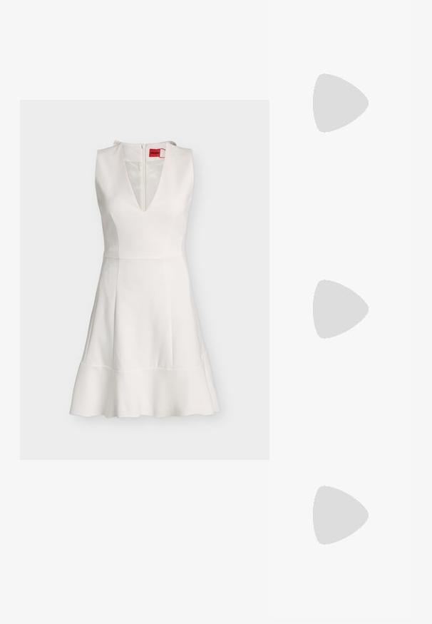 Robe blanche sans manches avec un profond décolleté en V, taille cintrée, ourlet évasé et fermeture éclair au dos avec étiquette rouge de la marque Hugo.; Chaussure slingback en cuir noir à bout pointu avec un talon bloc haut et une doublure intérieure beige sur un fond clair uni.; Sac à main en cuir beige au toucher lisse, avec une accent en chaîne argentée sur la poignée et une fermeture éclair. "HUGO" embouti à l'avant.; Boucles d'oreilles en argent en forme de créoles, ornées d'un cœur et d'un pendentif en forme de diamant. Texture lisse avec une finition polie.