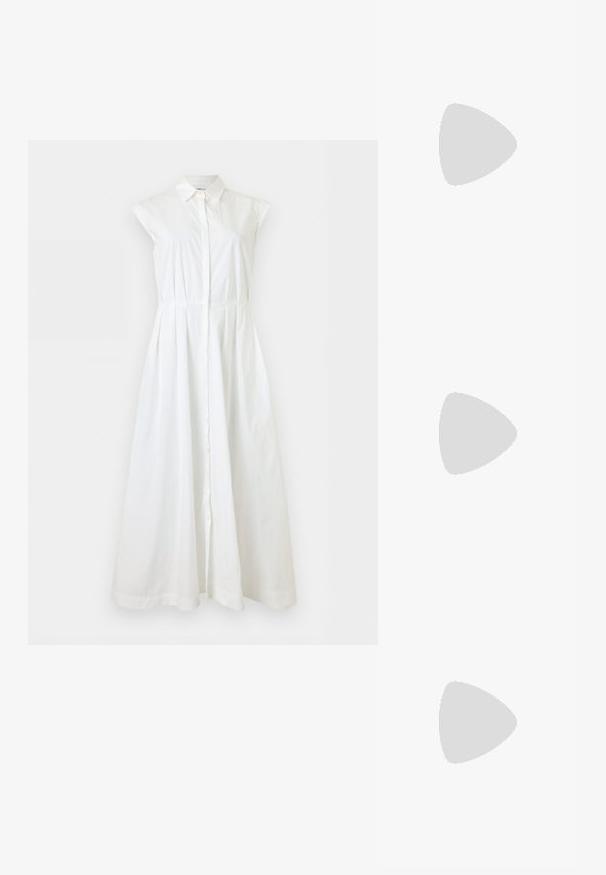 Robe blanche sans manches boutonnée avec col et taille cintrée, s’étendant en une longue jupe fluide.; Escarpin slingback en cuir verni noir avec bout pointu et petit talon kitten sur fond blanc uni.; Pochette en cuir beige plissé avec un cadre en métal argenté, dotée de deux fermoirs ronds décoratifs et d'une chaîne en argent.; Boucles d'oreilles en métal doré et argenté avec une base en disque rond et une pièce supérieure ovale, texture lisse et finition polie.
