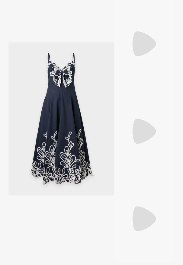 Robe bleu marine sans manches avec des détails en dentelle florale blanche le long de l'ourlet et un grand nœud en dentelle sur la poitrine.; Ballerines en cuir noir avec un bout rond, texture lisse, détails de couture minimalistes et design de semelle flexible.; Sac seau en paille tressée avec motif texturé et bandoulière en cuir, présenté debout sur un fond clair uni.; Boucles d'oreilles créoles en or avec des perles blanches pendantes serties d'or et de petits cristaux clairs sur un fond clair uni.