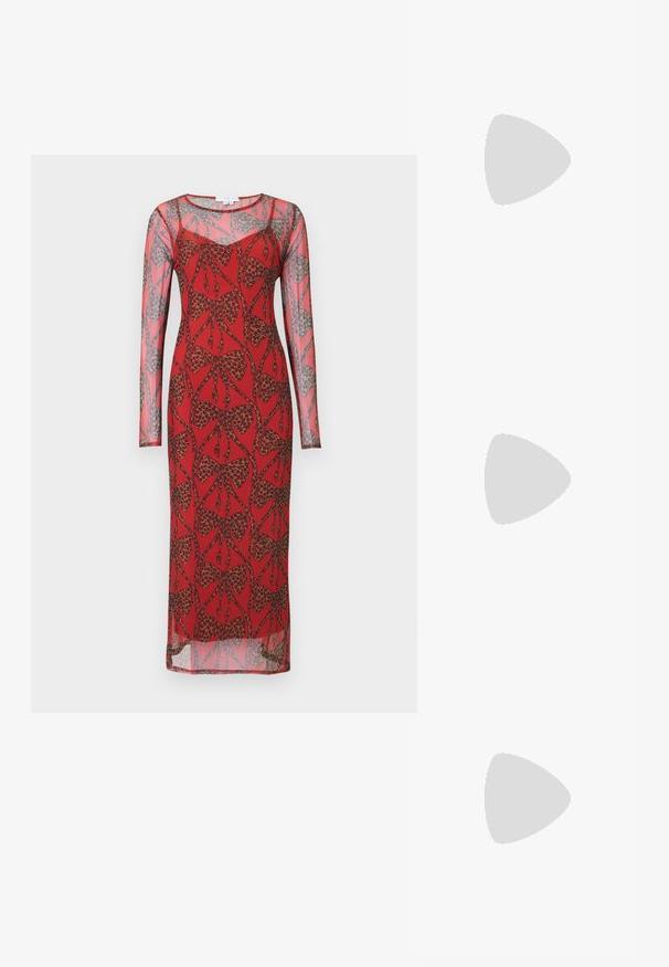Vestido rojo de manga larga hecho de un material transparente con un patrón de mariposas y leopardo, que presenta una silueta ajustada y un escote redondo.; Zapato de tacón alto de cuero charol negro con punta puntiaguda y correa en el tobillo atada en un nudo en la parte trasera, mostrado sobre un fondo blanco liso.; Bolso de mano de cuero negro con forma redondeada, decorado con detalles de tachuelas plateadas y un asa corta. Textura lisa y cierre con cremallera.; Pendientes en forma de estrella plateada con una superficie pulida y brillante. Cada pendiente presenta cinco puntas y sutiles detalles de textura en la superficie.