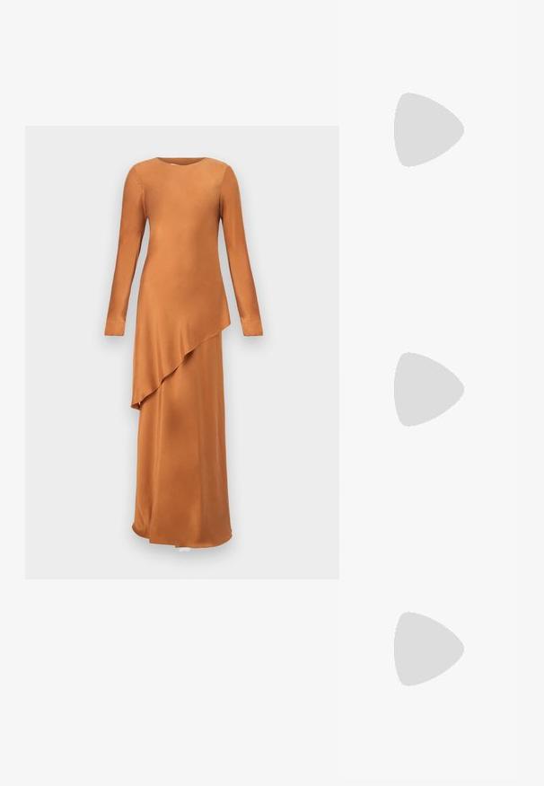 Robe longue en satin à manches longues, de couleur marron caramel chaud, avec un voile asymétrique sur la partie jupe.; Escarpin en cuir noir à bout pointu avec bride à la cheville et talon conique sur fond blanc.; Pochette en cuir beige plissé avec un cadre en métal argenté, dotée de deux fermoirs ronds décoratifs et d'une chaîne en argent.; Boucles d'oreilles en argent en forme de créoles avec des accents de perles et de cristaux, présentant une surface texturée et une fermeture à tige sécurisée.